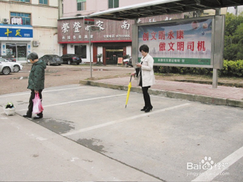 路边停车时需要注意什么