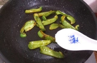 青椒炝炒荷包蛋制作的步骤