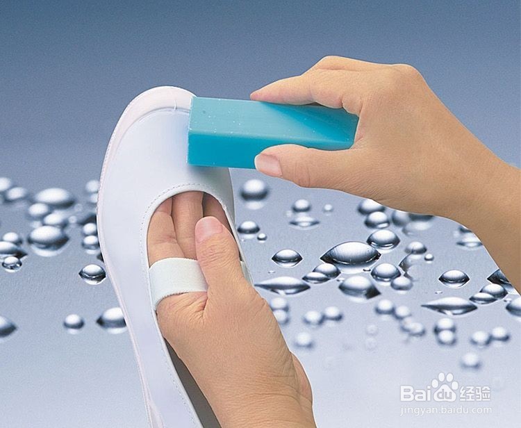 刷白色运动鞋的方法