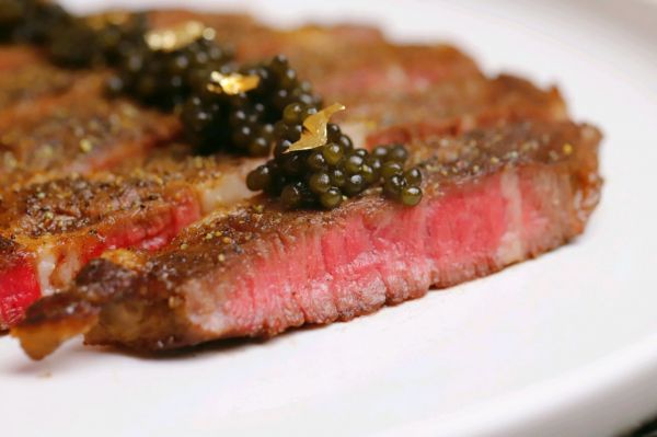 眼肉牛排鲟鱼鱼子酱