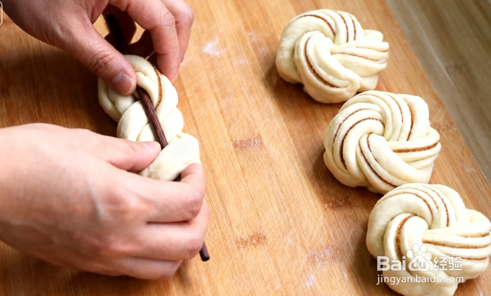 葱油花卷的做法：蓬松暄软，葱香十足，新手也会