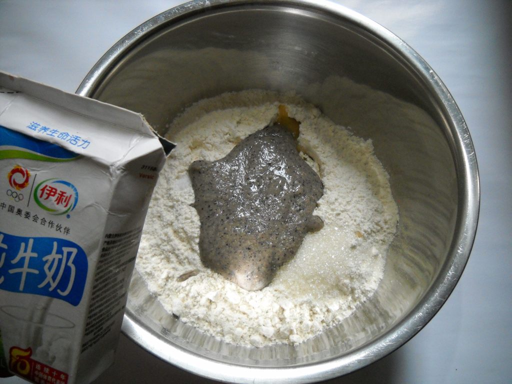 想吃黑豆肉松餐包？轻轻松松就能学会