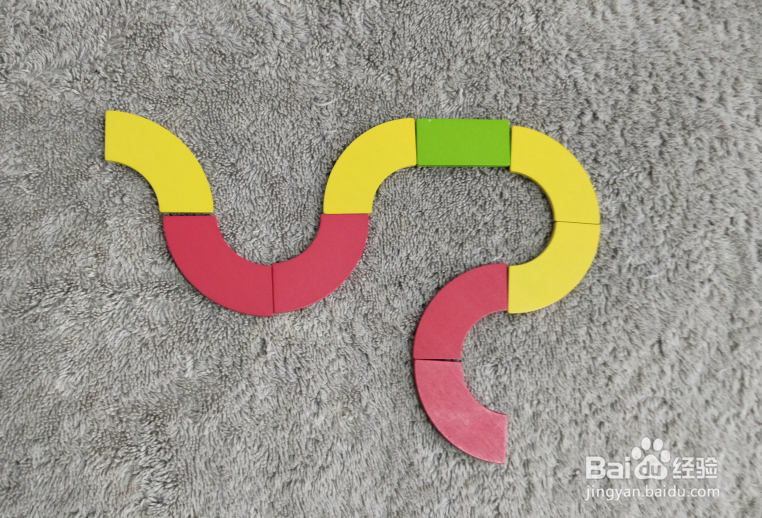 用蒙氏积木怎样拼一条蛇呢？