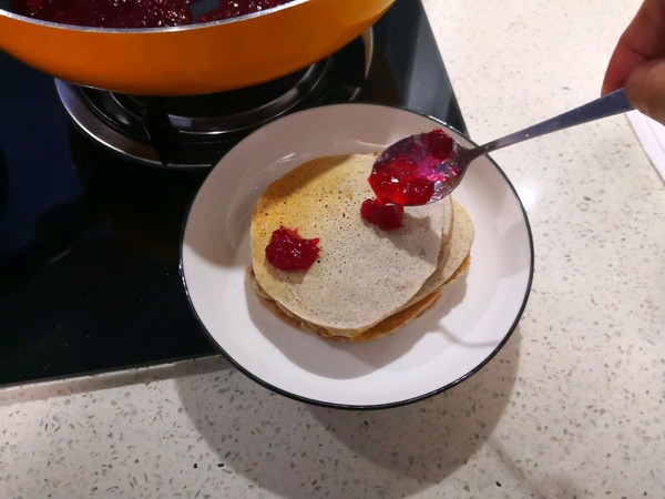 黑全麦松饼配蔓越莓果酱