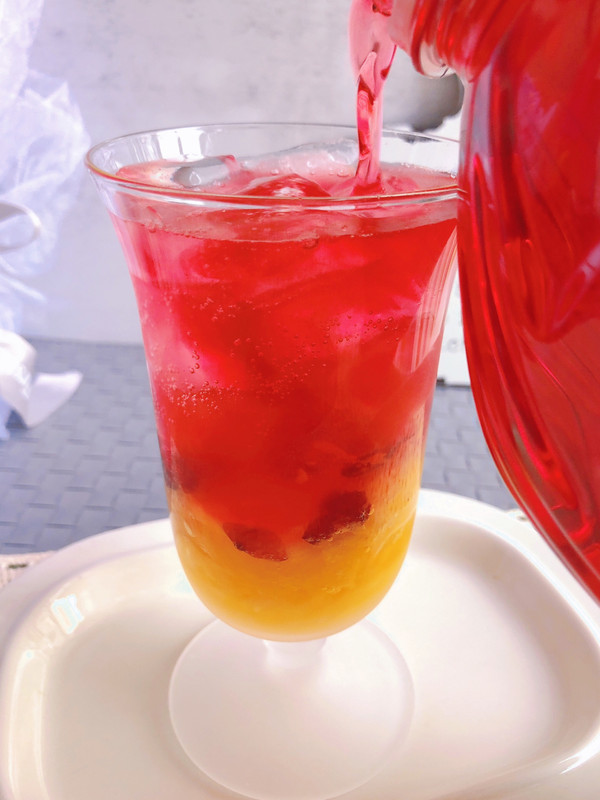 蔓越莓菠萝气泡饮