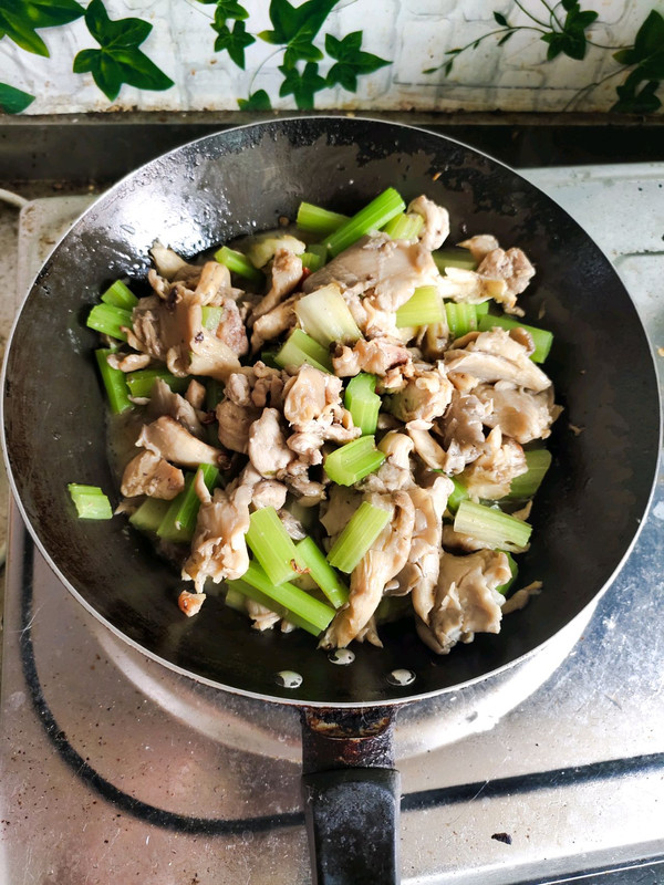 什锦鸡丁炒蘑菇