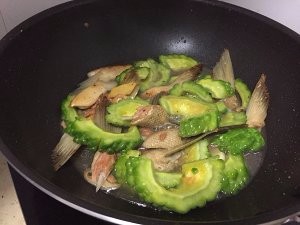 简易版三文鱼焖苦瓜