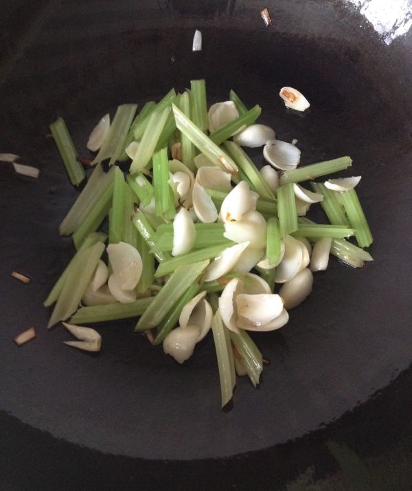 百合腰果炒芹菜