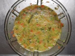 在家制作美味的蔬菜虾仁鸡蛋饼