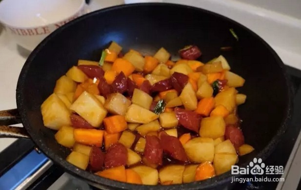 如何做腊肠土豆焖饭？