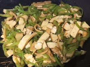 养生食补青椒豆干的做法