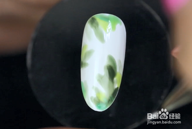 怎样做绿色晕染花卉美甲？