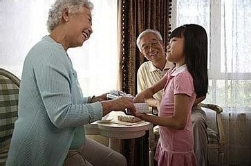 聪明妈妈，5招搞定宝宝人来疯