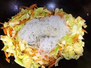 制作很有食欲的炒粉丝