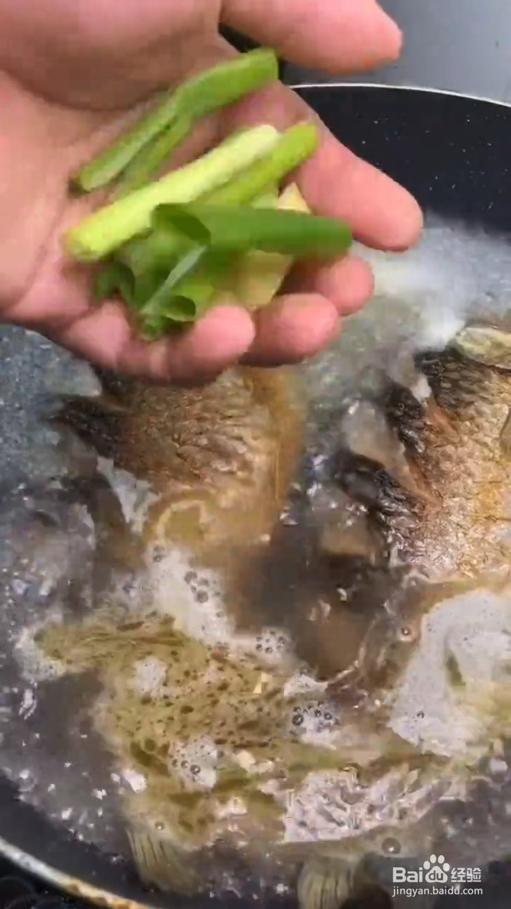 汤汁奶白又好喝的鲫鱼豆腐汤要怎样做