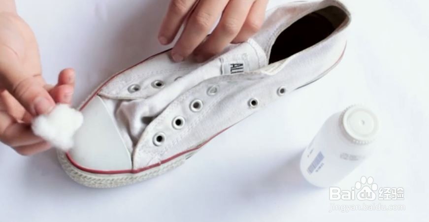 如何清洁白色匡威帆布鞋