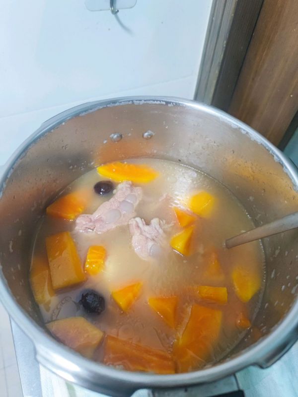 木瓜薏米龙骨花胶红枣汤