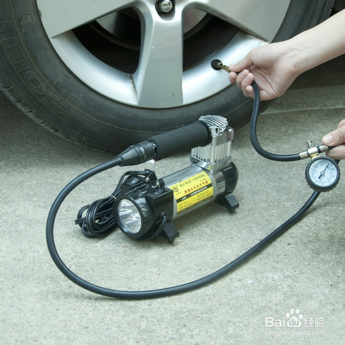 冬季驾车出行 检查轮胎很重要