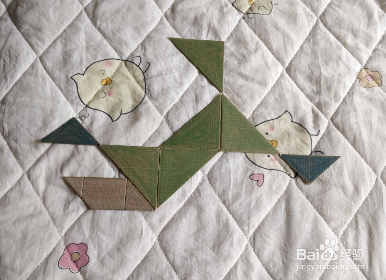 用九巧板怎么拼一个练习游泳的小哥哥呢？