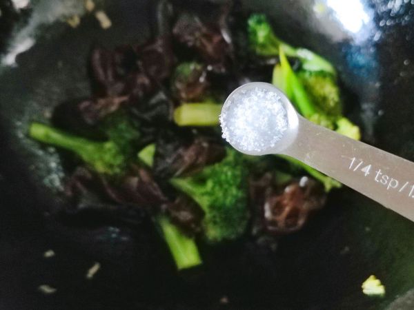 炝炒木耳西兰花