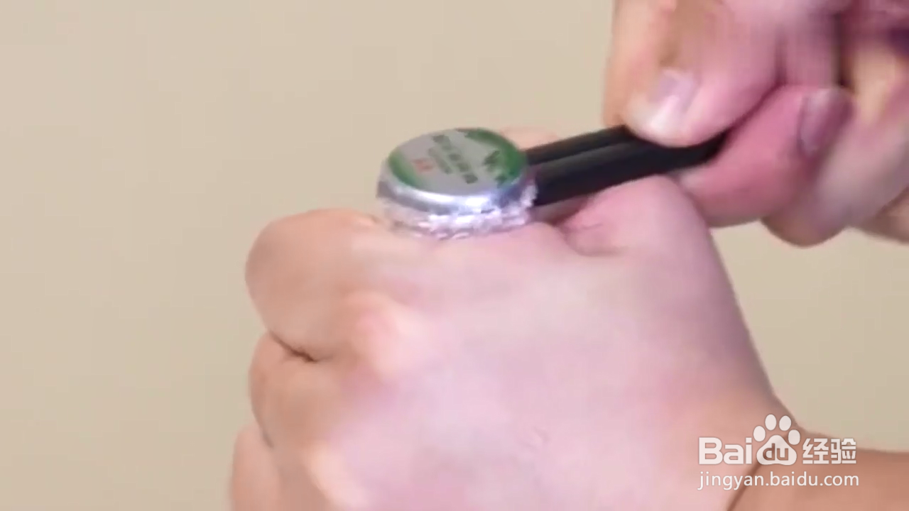 怎样打开啤酒瓶盖？