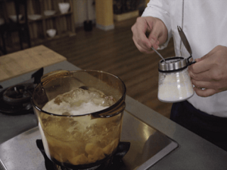 酸菜芋头鸡块煲怎么做?