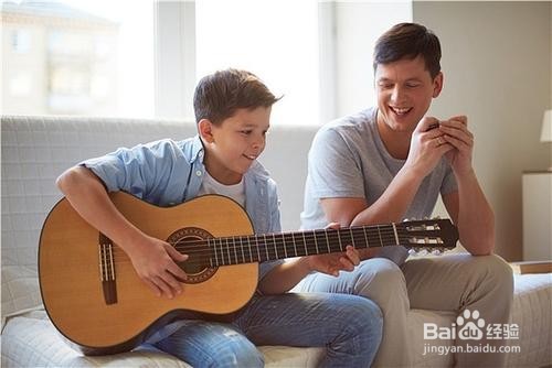 弹吉他的姿势有哪些？