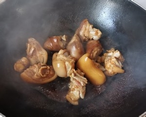 如何做美容养颜的黄豆炖猪蹄呢？