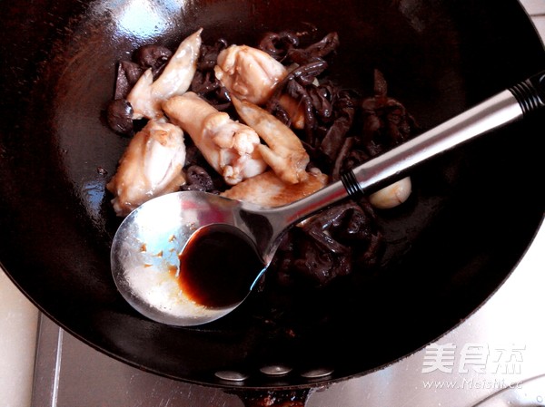 红蘑鸡翅的做法