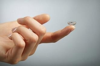 如何佩戴隐形眼镜