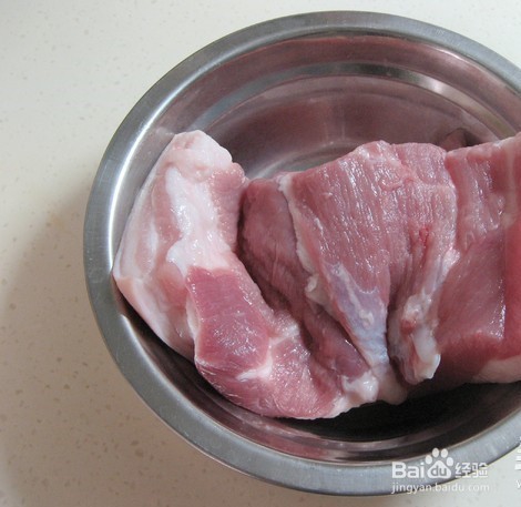 五花肉搭配藕块炖着吃，一个字——香！