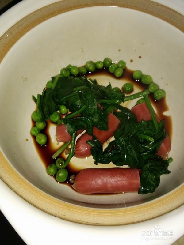 青豌豆菠菜香肠拌面