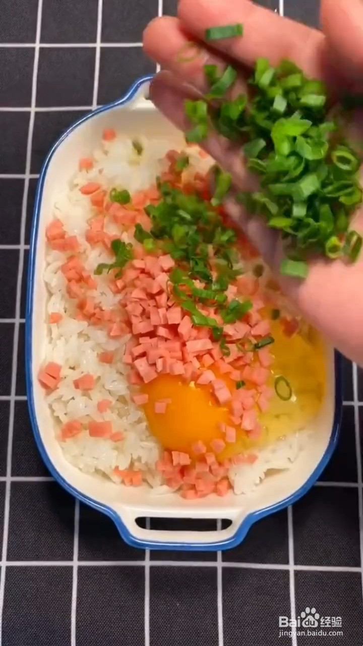 如何制作蛋炒饭披萨