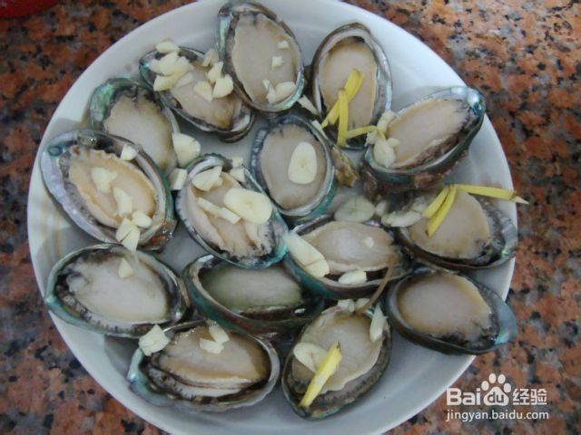 鲜美的蒜蓉豉油蒸鲍鱼