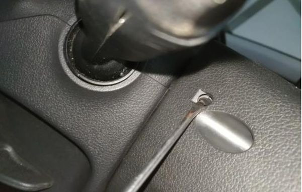 长安cs35主安全气囊怎么从方向盘上拆解下来