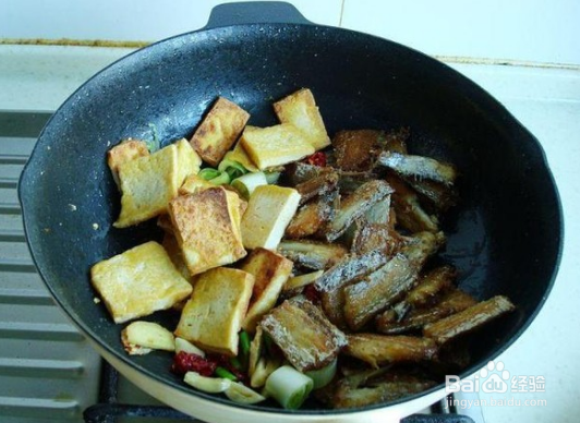 带鱼炖豆腐的做法