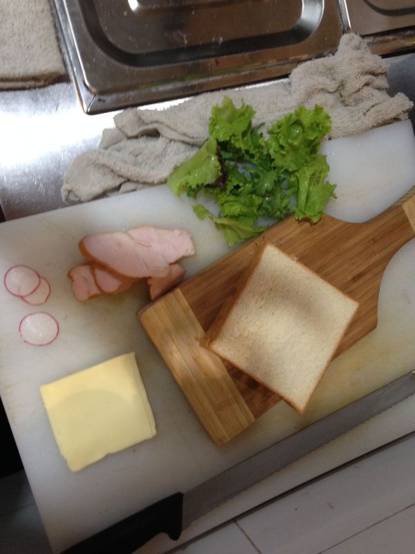 熏鸡肉沙拉吐司
