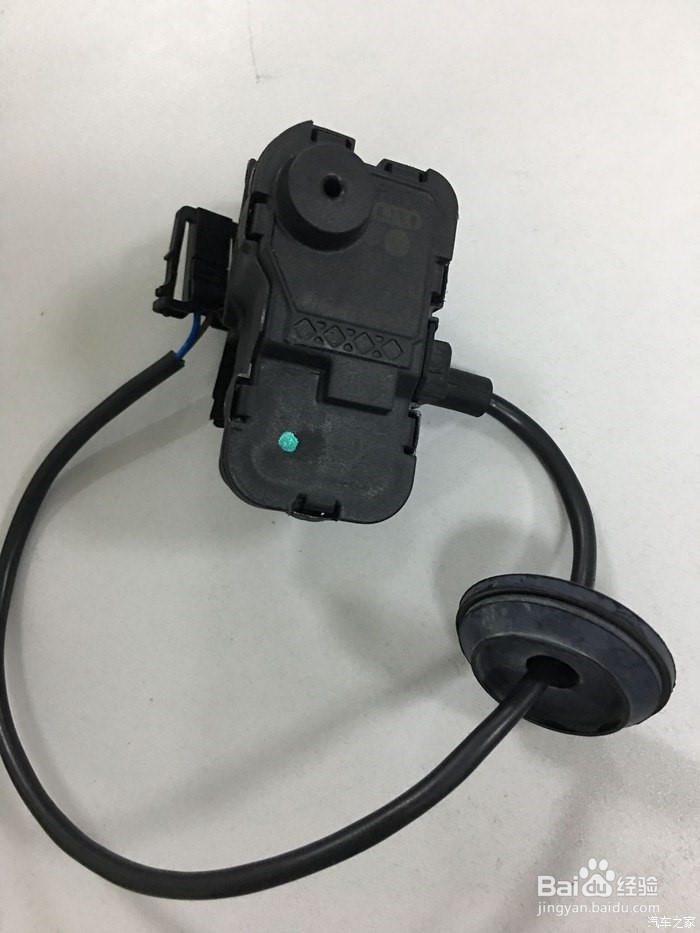 大众油polo箱盖怎么打开