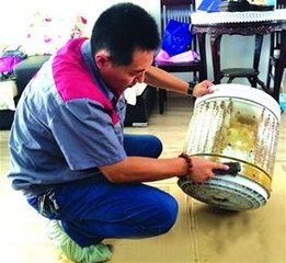 洗衣机用的久了，里面有很多污垢，该怎样清理