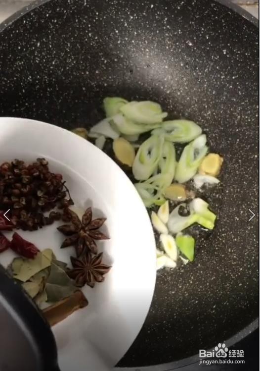 如何自己制作好吃的麻辣炖鸡爪