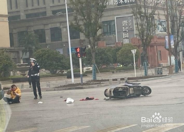 汽车撞了电动车人受伤了,怎么赔偿