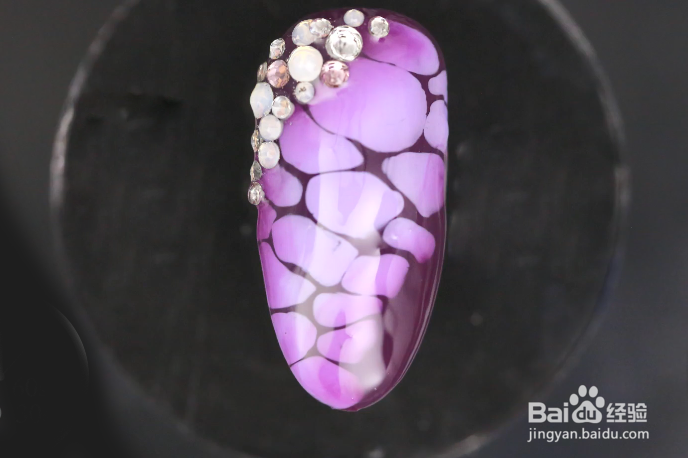 怎样做紫色晕染泡泡美甲？