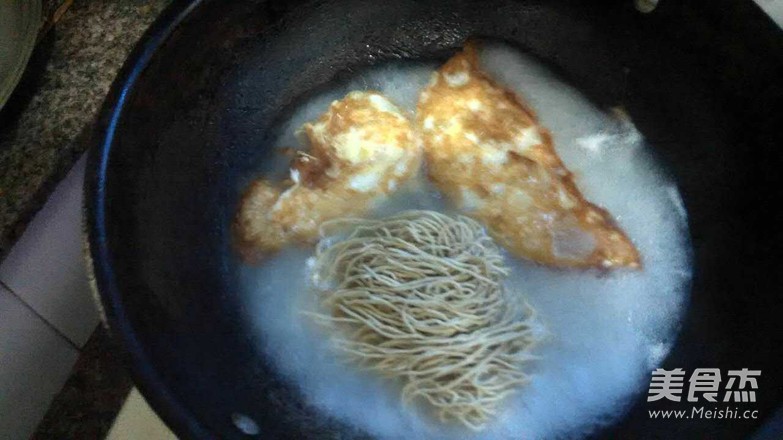 鸡蛋青菜面的做法