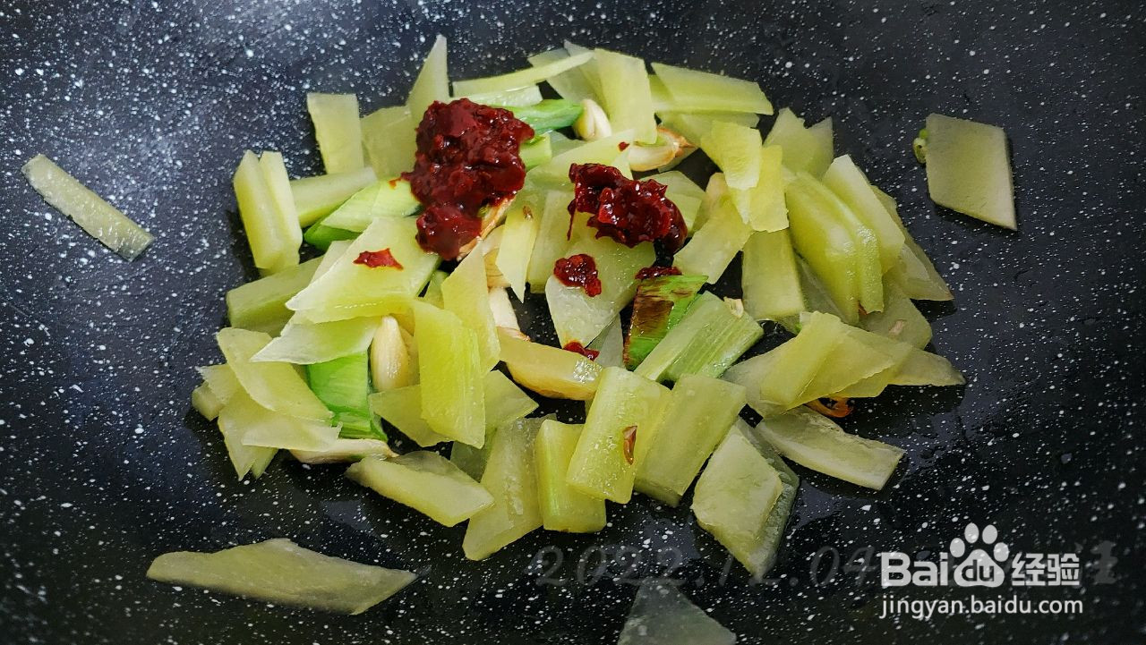 红油青笋烧鸭血的做法