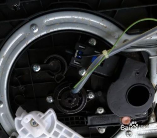 打开锅盖面板 拆掉里面的连杆,和锅盖内的压力密封环,就可以将锅盖