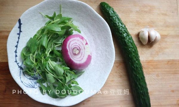 荆芥洋葱拌黄瓜