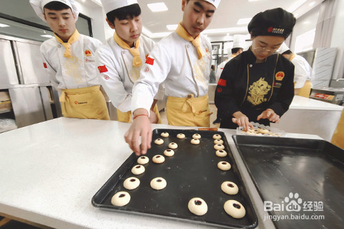 学西点自学好还是学校好