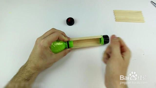 用塑料瓶做手电筒,最后的结果“亮”了。