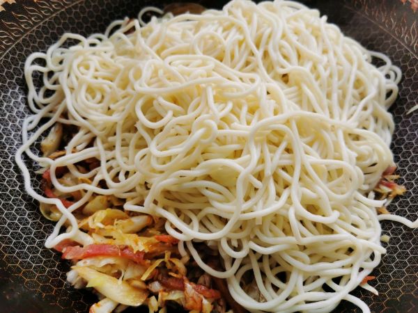 腊肠卷心菜炒面