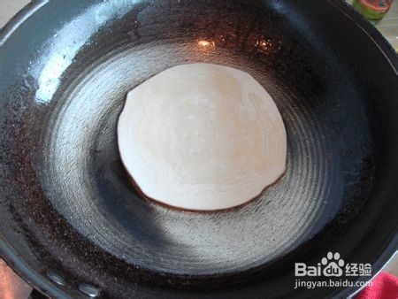 制作香肠飞饼卷